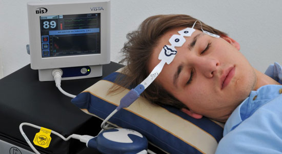 Zusätzlich bieten wir Ihnen auf Wunsch bei einer Allgemeinanästhesie EEG-gesteuerte und Akupunktur-gestützte Narkosen an.